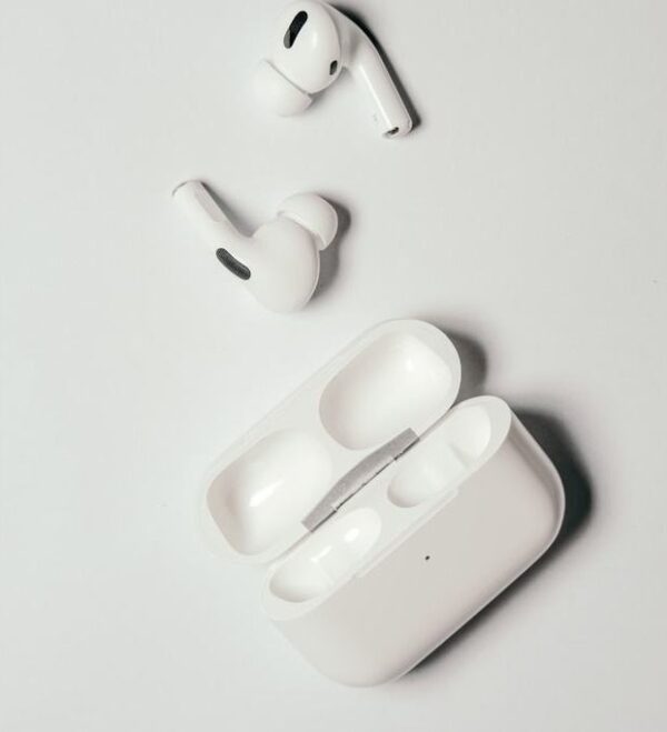 هدفون بی‌ سیم دوگوش مدل AirPods Pro دارای محفظه شارژ و نگهداری